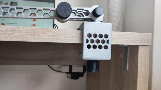 BASE WITH HONEYCOMB DESIGN AND LAYS FLAT ON THE BED