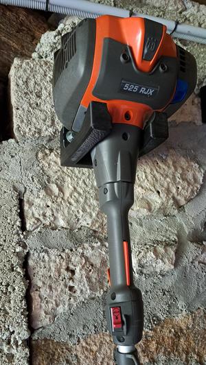 Support verticale pour débrousailleuse Husqvarna 525 RJX.
