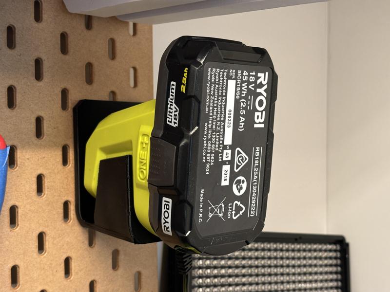 Ryobi One+ IntelliPort Battery Charger (RC18115) Skadis Holder