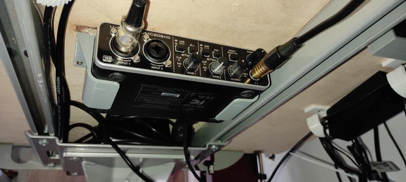 Behringer U-Phoria UMC202HD mount