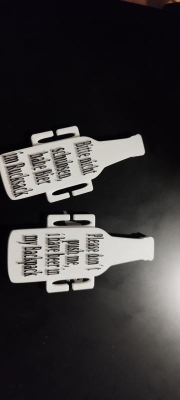 Anhänger für den Rucksack "Bitte nicht schubsen, habe Bier im Rucksack"