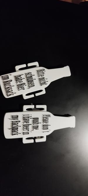 Anhänger für den Rucksack "Bitte nicht schubsen, habe Bier im Rucksack"