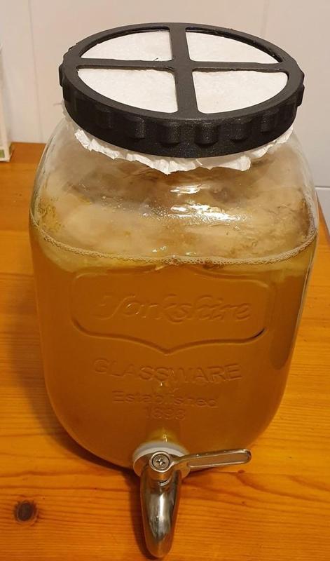 Threaded cover for kombucha brewing