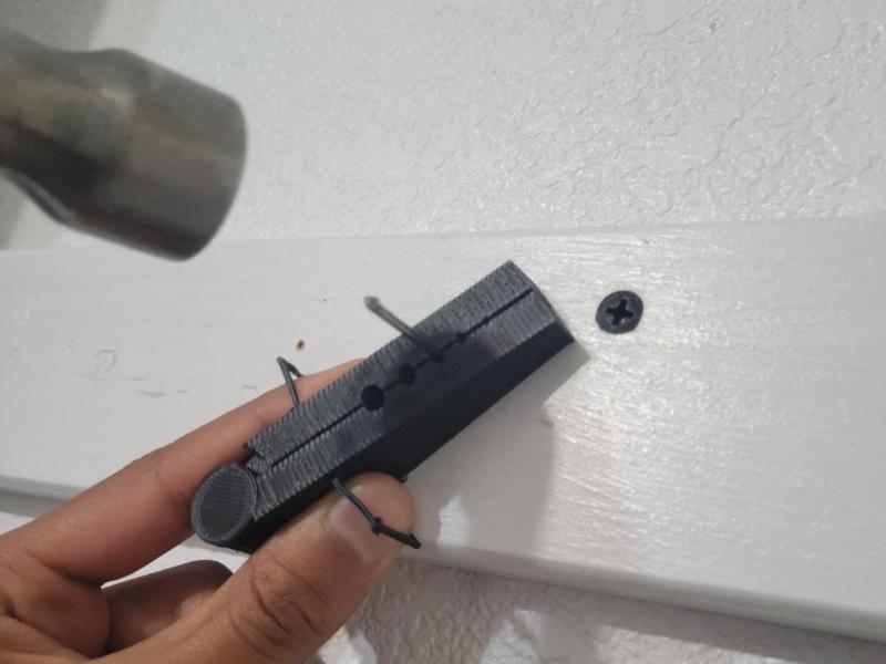 finger saver/ nail holder