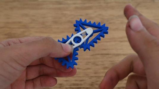 Triangle gear fidget