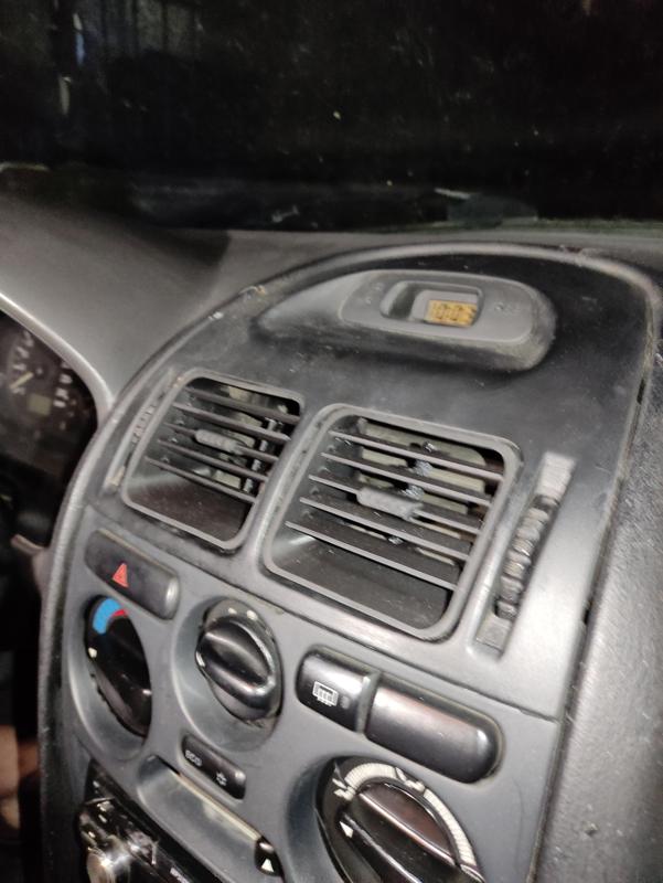 Mitsubishi Carisma 97-00 Air Vent Center Right - Left