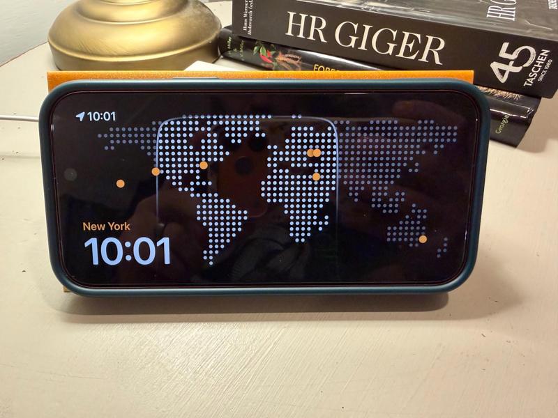 iPhone 17 Stand - MagSafe Charger Stand