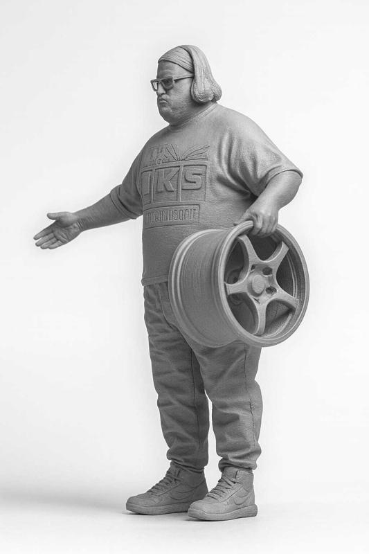 Fat mechanic holding a wheel (1/64)
