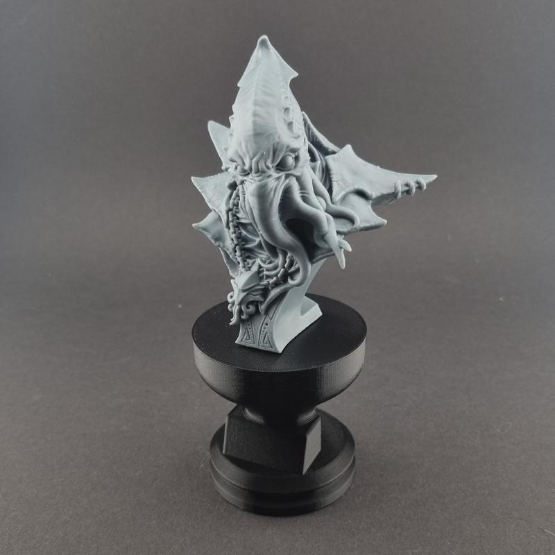 Round bust stand with nameplate