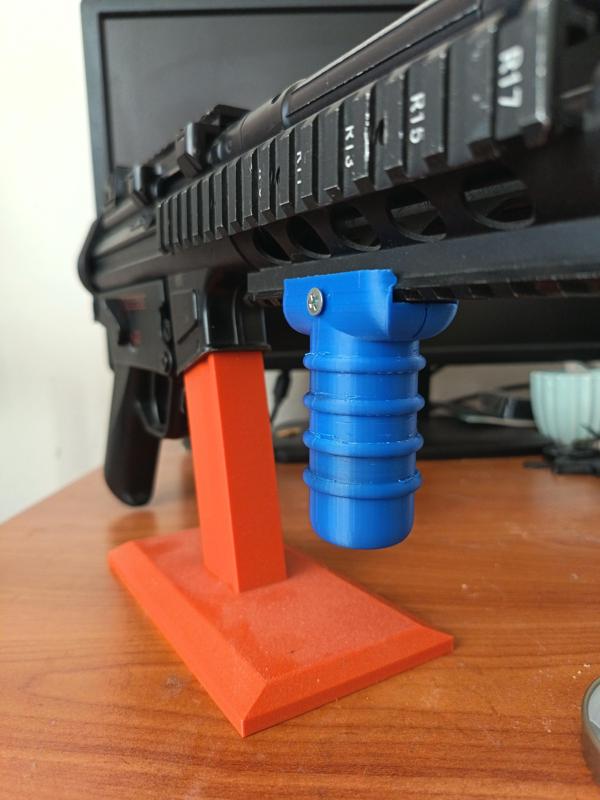 Stubby grip for picatinny