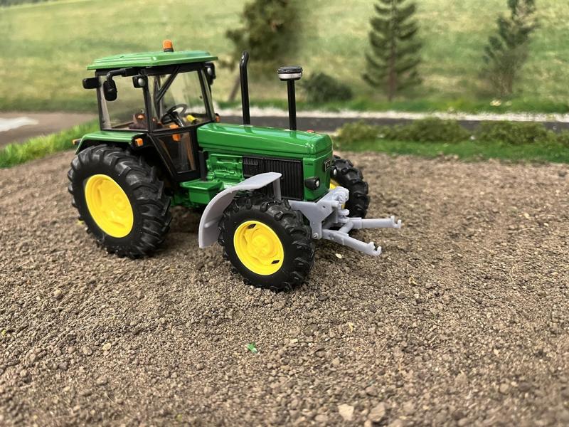 John Deere 3650 front, rearlift and fender kit  (Britains)