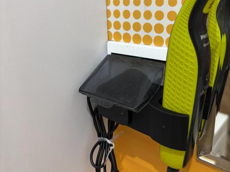 OneBlade Holder for Outlets with Protective Covers