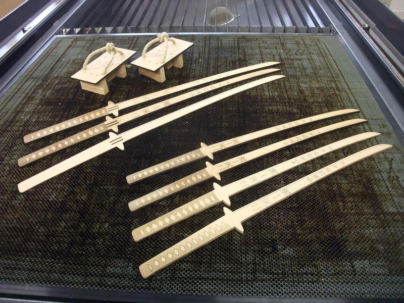 Samurai Cosplay : Wooden Geta and Kodachi