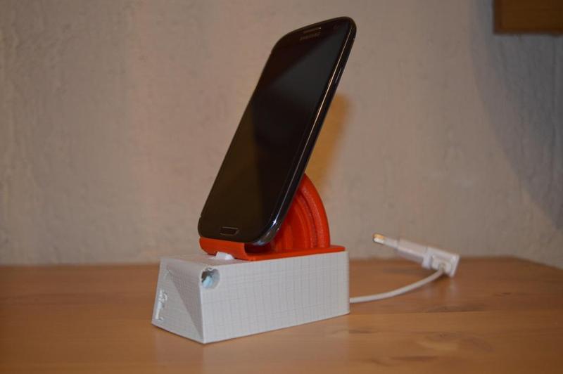 Supporto smartphone con base carica batteria