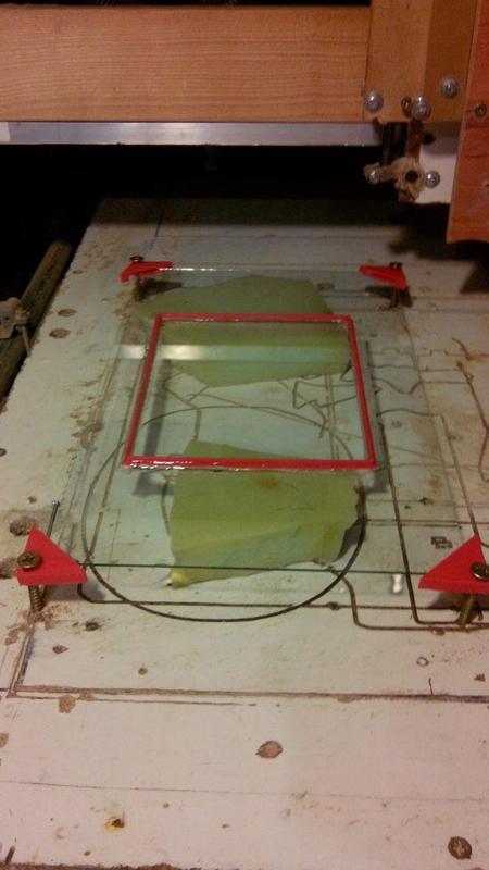 Glass plate holder for leveling
