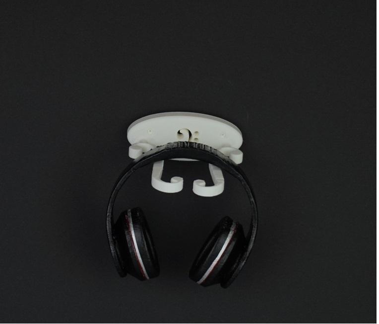 A Stradivari-Inspired Headphones Stand