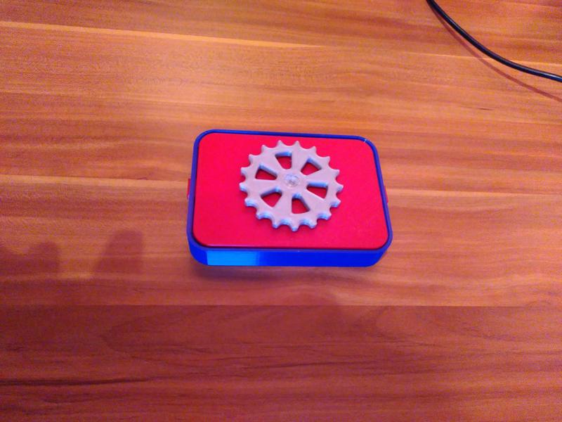 Giftcard box with closing mechanism