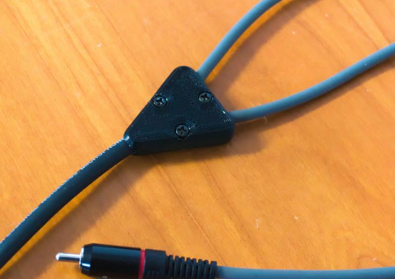 Parametric cable Y-splitter casing