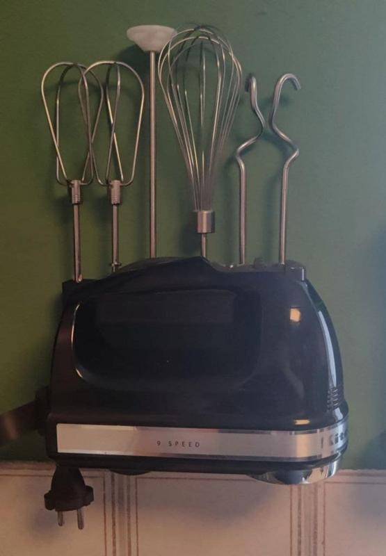 Kitchenaid 9 Speed handmixer wall mount