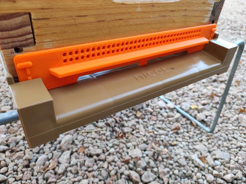 Hive holder for 6-frame plastic tray (Anti-friction)