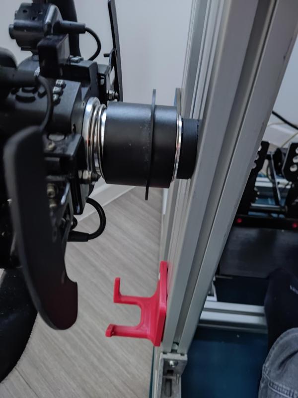 Fanatec steering wheel holder with quick release for mounting on aluminum profile.