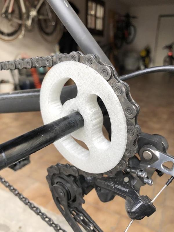 Thru axel chain keeper