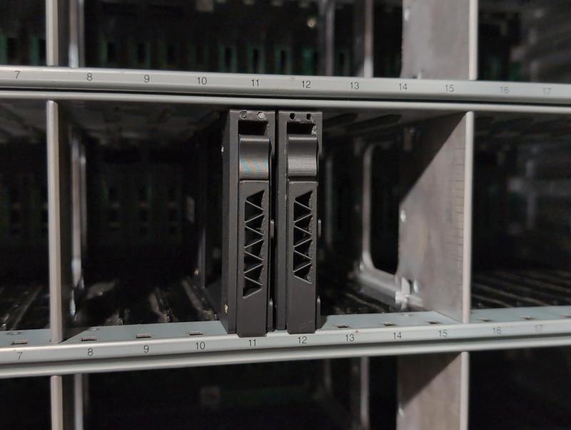 Hitachi Unified Storage (HUS) SFF 2.5" Caddie for x24 SAS Chassis