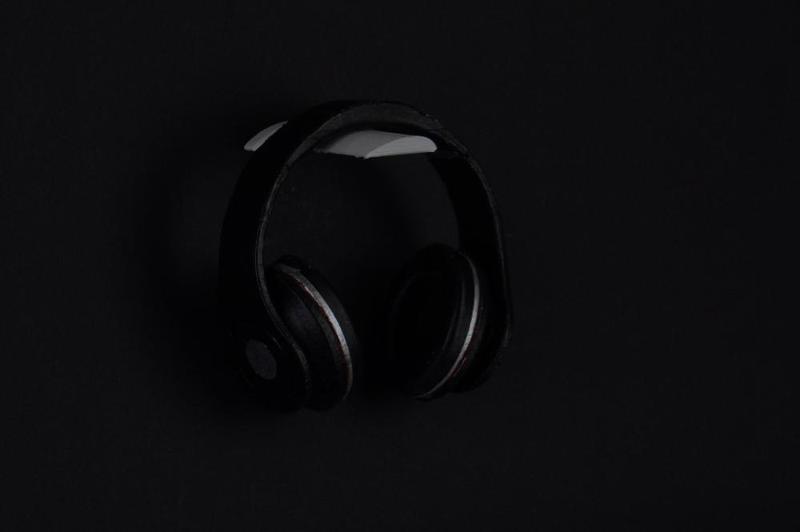 Minimalist and Expandable Wall-Mounted Headphone Holder