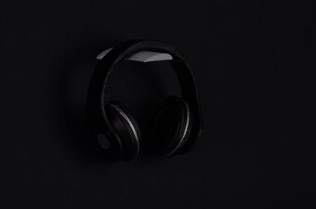 Minimalist and Expandable Wall-Mounted Headphone Holder