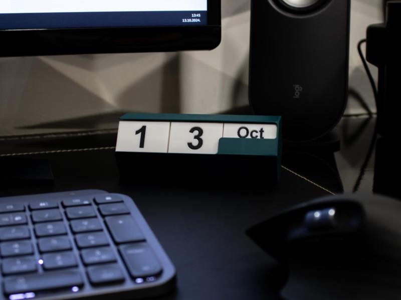 Hex perpetual desk calendar