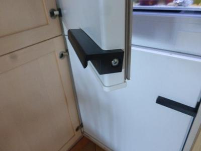 Handle for fridge / refrigerator