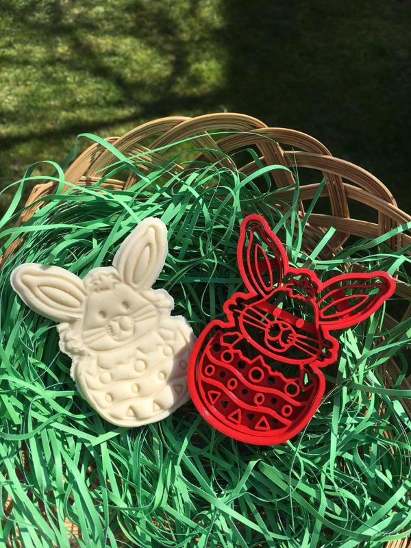 easter bunny with egg cookie cutter