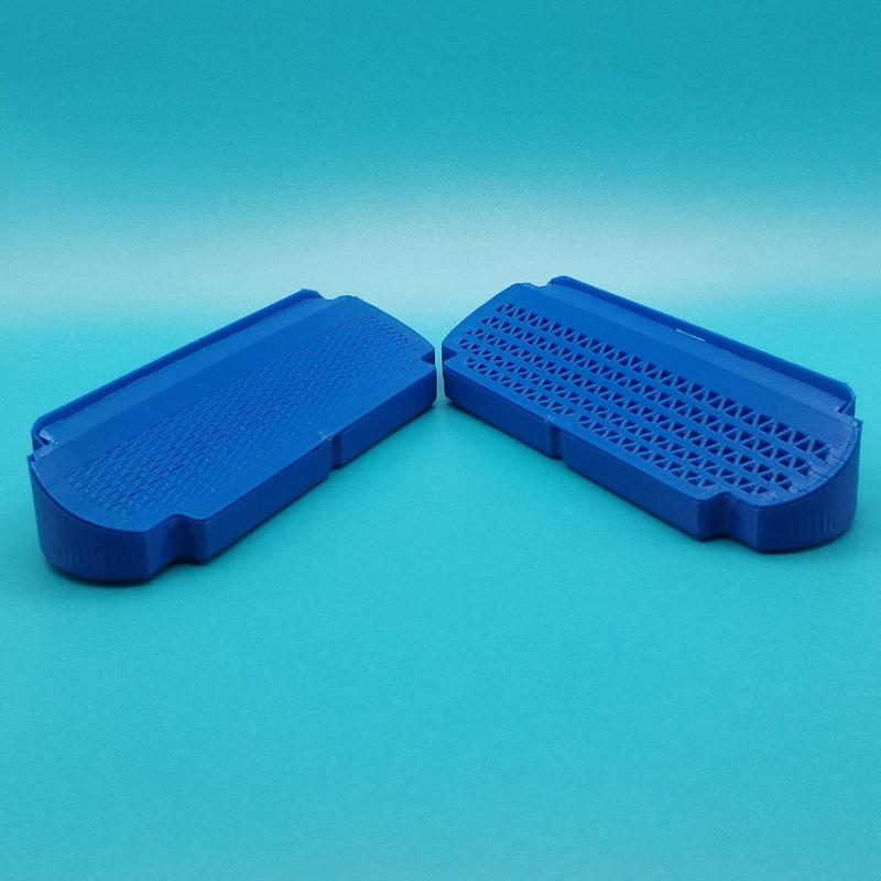 Capot perforé triangles