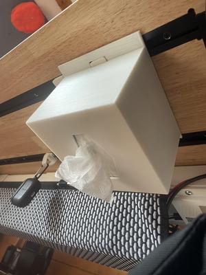 Kimwipe-Hanger for PREDUCTS DESK