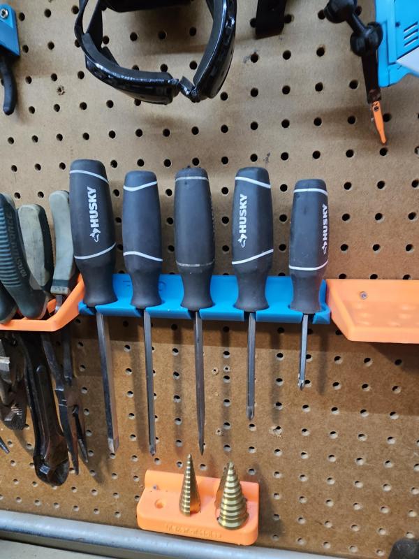Screwdriver wall mount