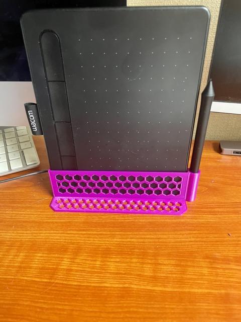 Stand for Wacom Intuos drawing tablet and pen