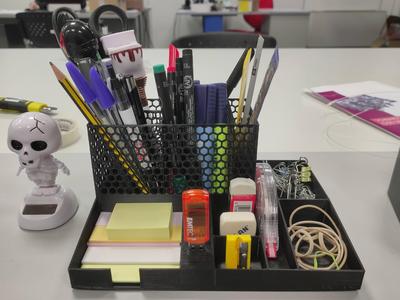 Desk pen holder