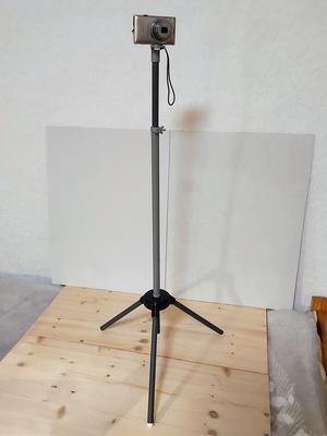 Slim, lightweight tripod for small digital cameras