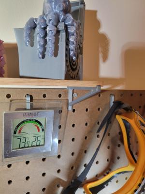 Customizable shelf brackets for pegboard top edge