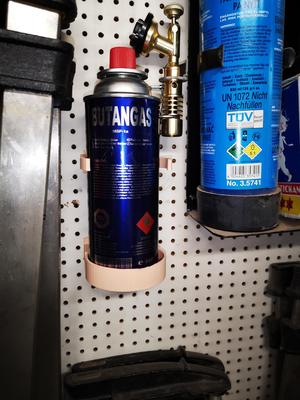 Wall bracket for butane gas cartridge