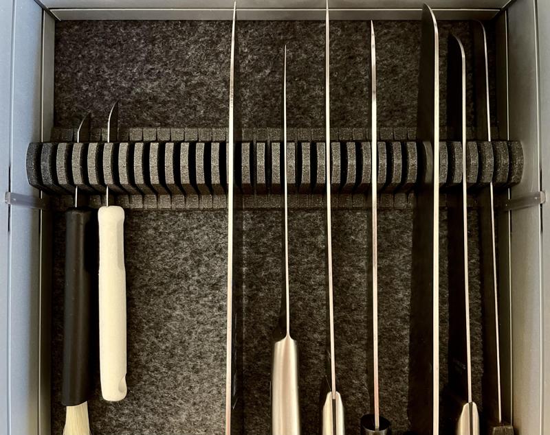 Knife block for kitchen drawers