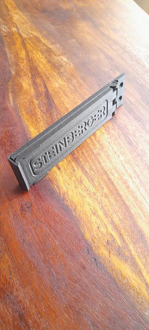 Leg rest for headless guitar/bass