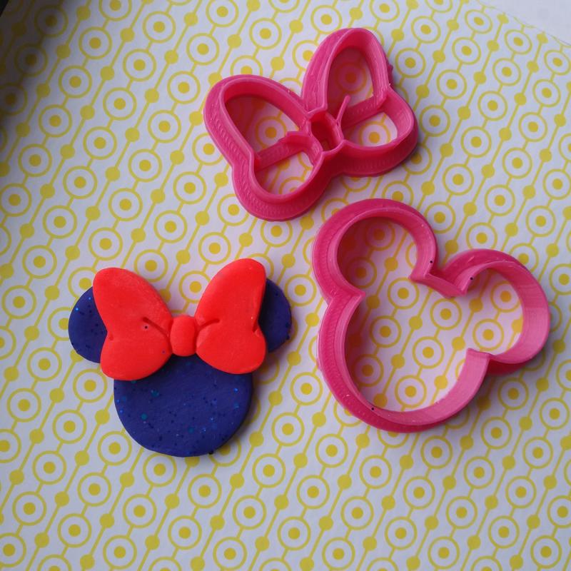 set de 2 mini cortadores de cabeza de mickey y moño de minnie. 4 cm.