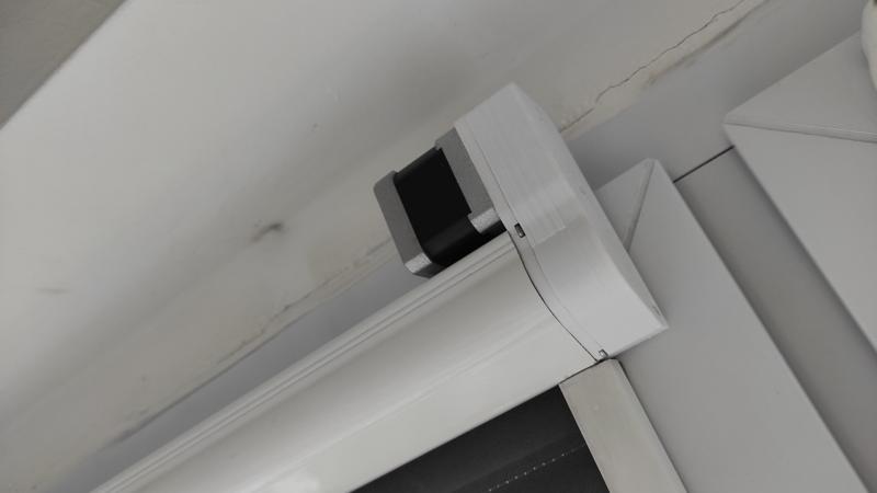 Roller blind direct drive with belt gear.