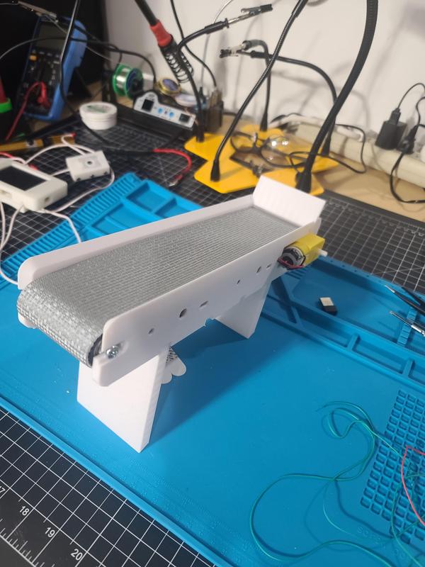 A simple conveyor belt made to remove Bambu Lab Poop