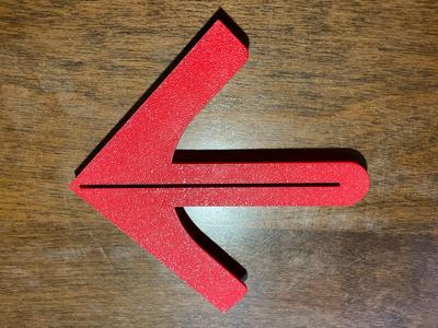 Centre line finder for square or round objects