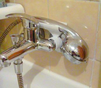 Shower holder V2 (for 100mm tap spacing)