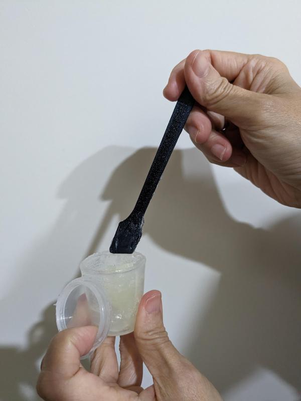 Flat spoon for grease