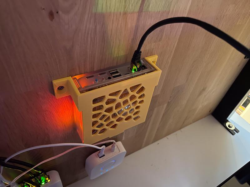 Mounting bracket for Home Assistant Yellow