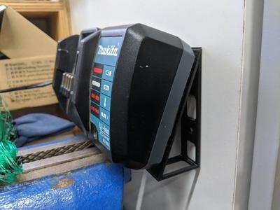 Makita CD18WA U battery charger wall mounts